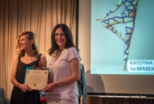 Νόπη Ρωμανίδου (Managing director of Do it eco) delivers the award to the first's prize winner Κατερίνα Ρηγοπούλου (ΑKTO college)